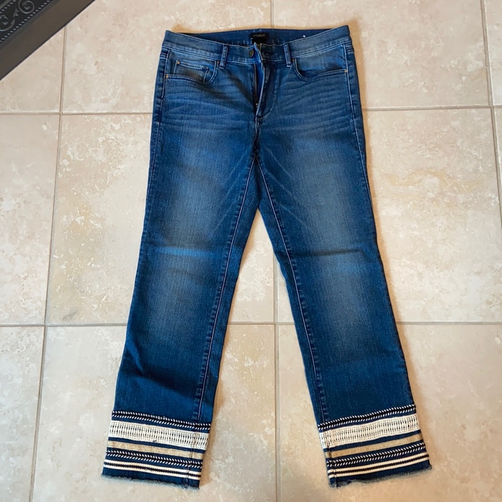 Beautifully detailed Ann Taylor Cropped jeans.